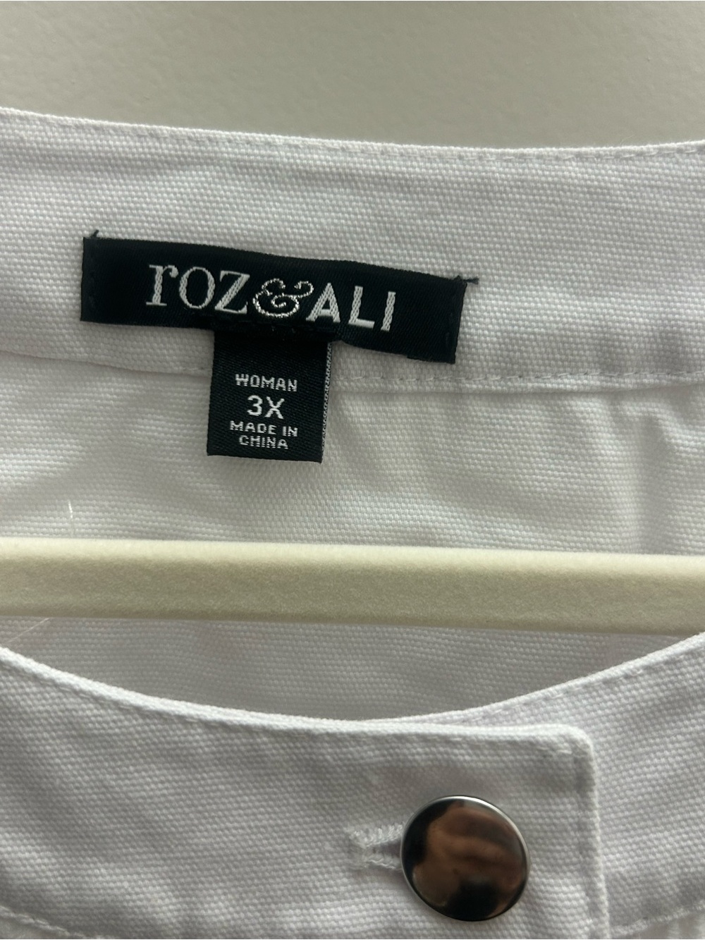 Roz & Ali White Men's Casual Button-Down Shirt with Metal Buttons